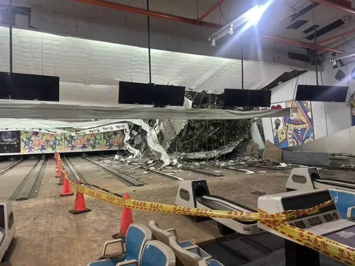 圓山保齡球館無預警歇業後遭巨石砸穿　連日豪雨釀後山坍塌
